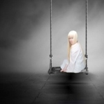 99px.ru аватар Белокурая девушка сидит на качелях, фотограф Ilayda Portakaloglu