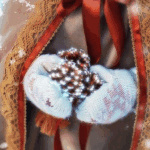 Аватар Девочка в варежках держит в руках шишки