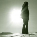 99px.ru аватар Девушка стоит на фоне солнца