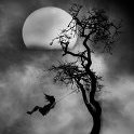 99px.ru аватар Девушка на качели на фоне облачного неба с луной, фотограф Metin Demiralay