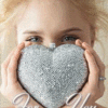 Аватар Блестящее сердце в руках девушки