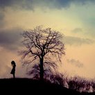 99px.ru аватар Девушка стоит у дерева, фотограф Metin Demiralay