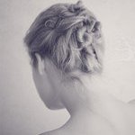 Аватар Девушка с подобранными волосами