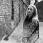 Аватар Девушка стоит на фоне домов с отражением на ней дерева, фотограф Alexey Ponomarеv