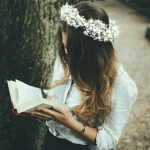 Аватар Девушка с венком на голове, держит в руках книгу
