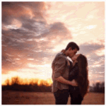 99px.ru аватар Мужчина и девушка целуются в поле, на фоне неба