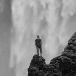 Аватар Мужчина стоит на горе, смотря на водопад