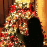99px.ru аватар Девушка украшает новогоднюю елку