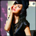 Аватар Певица Кэти Перри / Katy Perry в черном платье и черной шляпке