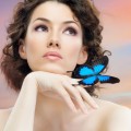 Аватар Девушка с бабочкой на руке