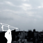 99px.ru аватар Нарисованная рука запускает нарисованный бумажный самолет над городским небом