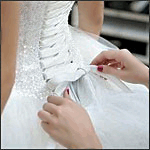 99px.ru аватар Женские руки завязывают свадебный корсет