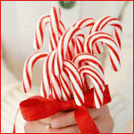 99px.ru аватар Рождественские леденцы, перевязанные красной лентой, в девичьих руках