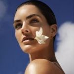 Аватар Американская модель Хилари Рода / Hilary Rhoda с цветком во рту
