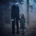 99px.ru аватар Слендер / Slender из игры Slender: The Eight Pages стоит с девушкой в лесу