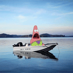 Аватар Патрик / Patrick сидит в лодке посреди озера, открыв рот