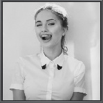 Аватар Девушка, улыбаясь, показывает язык