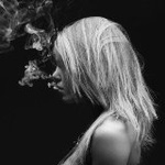 99px.ru аватар Черное-белое фото обнаженной курящей девушки, с светлыми волосами