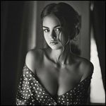 99px.ru аватар Модель Anastasia Plyaskina в платье с глубоким вырезом в горошек / фото Кристины Казариной