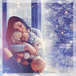 99px.ru аватар Девушка, обнимая игрушечных медвежат, сидит у окна за которым падает снег