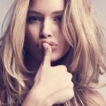 Аватар Супер модель Doutzen Kroes / Даутцен Крус держит палец у рта