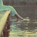 99px.ru аватар Девушка свесила ноги в воду во время дождя