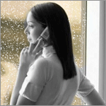 99px.ru аватар Девушка с телефоном смотрит на окно, за которым идет снег