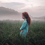 99px.ru аватар Девушка стоит в зеленой траве, фотограф Марат Сафин