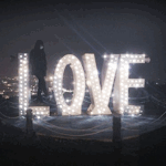 99px.ru аватар Девушка стоит на крыше, на надписи (Love / Любовь)