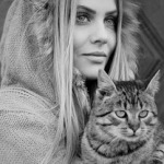 Аватар Девушка с котенком в руках