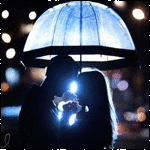 99px.ru аватар Влюбленная пара, обращенная друг к другу под прозрачным большим зонтом на фоне сумерек и бликов света