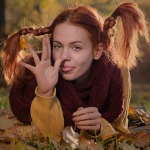 Аватар Девушка с косичками держит руку у лица