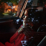 99px.ru аватар Девушка сидит в автомобиле, она нежно держит свою руку на руке парня, фотограф Marat Safin