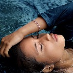 Аватар Девушка с закрытыми глазами в воде, фотограф Fery Hendrawan