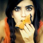 Аватар Ребека Сигнус держит у лица бабочку, фотограф Rebeca Cygnus