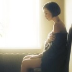Аватар Девушка сидит на стуле перед окном, фотограф David D