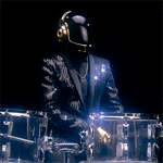 99px.ru аватар Играющий на барабанах участник группы Daft Punk / Дафт Панк в костюме, момент из клипа на песню Get Lucky