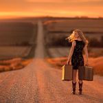 Аватар Девушка с двумя чемоданами стоит на дороге, фотограф Jake Olson