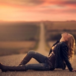 Аватар Девушка сидит на дороге, фотограф Jake Olson
