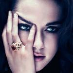 Аватар Американская актриса Кристен Стюарт / Kristen Stewart. держит на лице руку с перстнем