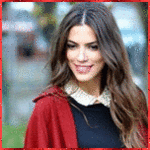 99px.ru аватар Девушка шатенка с длинными волосами в красном плаще и темном платье улыбается глядя вниз