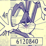 Аватар Герой мультфильмов и комиксов Багз Банни / Bugs Bunny позирует у стены в полицейском участке