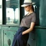 99px.ru аватар Девушка в белой шляпе стоит а ларька
