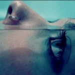 99px.ru аватар Девушка находится наполовину под водой