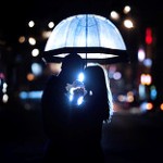 99px.ru аватар Влюбленная пара стоит под зонтом на фоне города