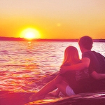 99px.ru аватар Влюбленная пара сидит у воды на фоне заката