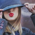Аватар Девушка держит руками свою шляпу