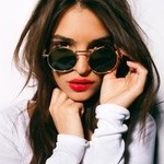 Аватар Девушка в солнцезащитных очках