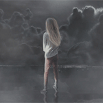 Аватар Девочка, окутанная туманом, стоит на поверхности воды