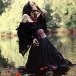 Аватар Девушка стоит в пруду, где плавают красные лепестки, модель Anastacia Poddubnaya